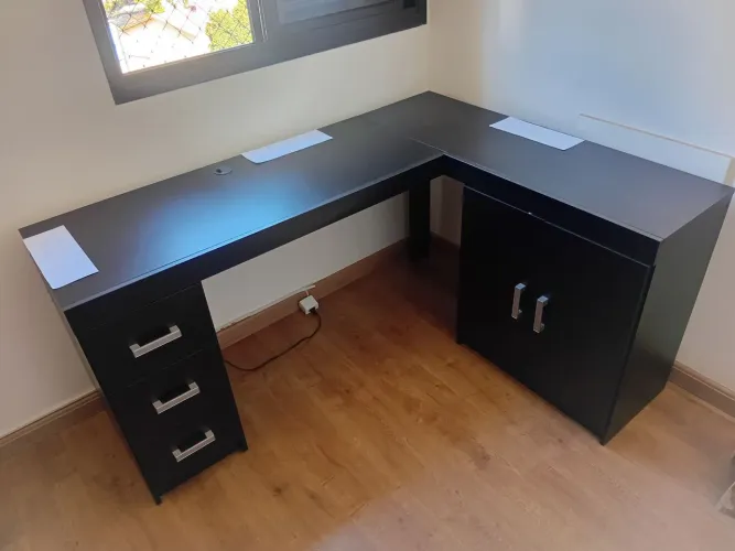 Mesa de escritório em L preta - 1,52 x 1,12 com 3 gavetas e armário