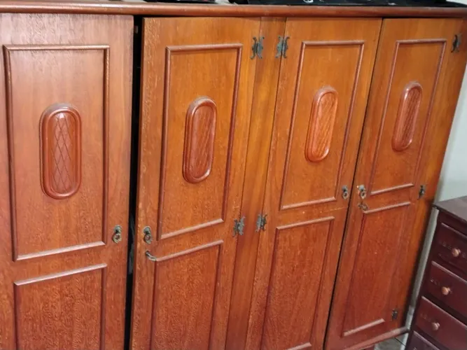 Guarda-Roupa Amplo e Robusto - Organização Completa, Espaçoso e em Ótimo Estado.