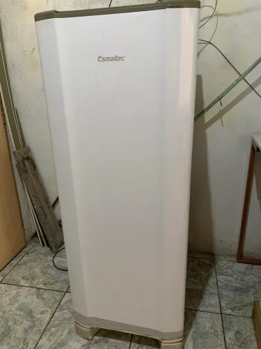 GELADEIRA ESMALTEC COM DEFEITO
