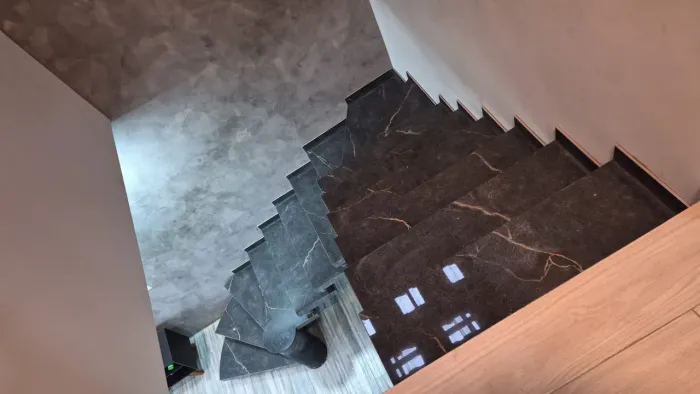 Tudo em revestimento de escadas em porcelanato!!