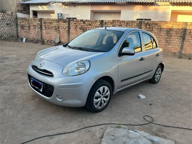 Vendo ou troco Nissan March  2013