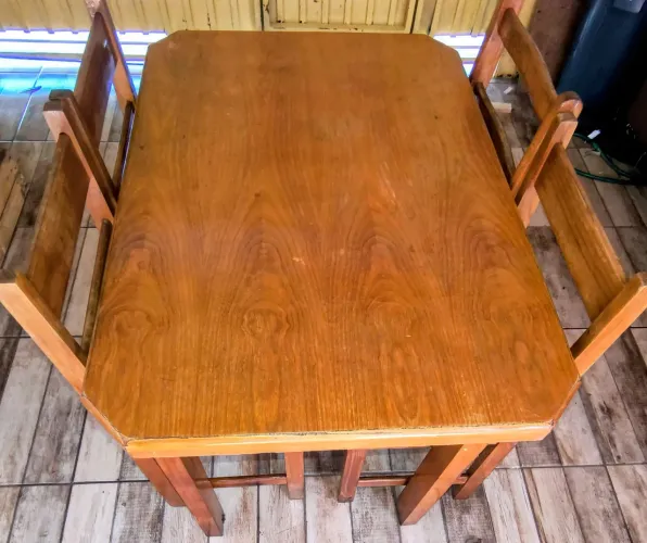 Mesa de madeira 4 lugares