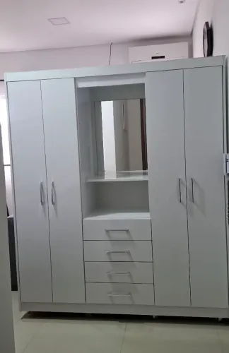 Guarda roupa solteiro com rodinhas, não faço entrega.