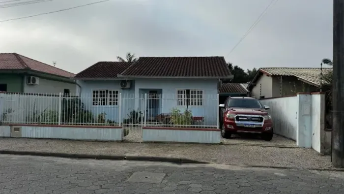 Casa em Tijucas SC, com 3 dormitórios.