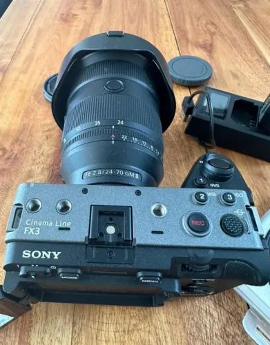 Câmera Sony Cinema Line FX3 com lente Sony 24-70 Mm F/2.8 GM-2 e vários acessórios