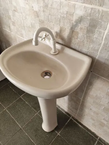 Lavatório com coluna creme
