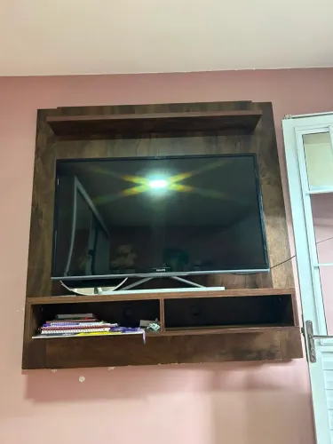 Rack/ Painel suspenso p/ tv.