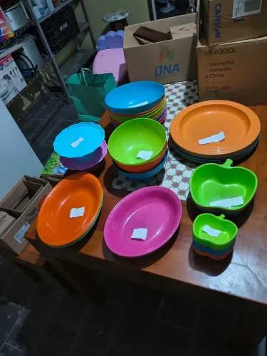 44 unidades Diversas vasilhas Plásticos