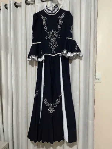 Vestido de prenda bordado azul marinho