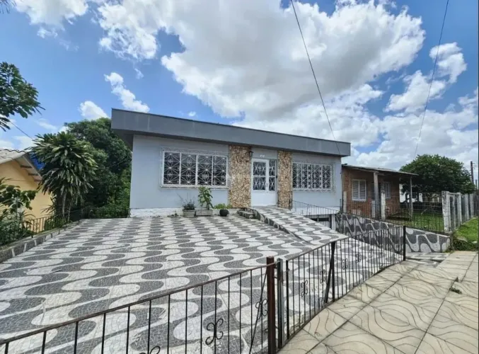 Casa com piscina e suíte disponível para venda ou locação no Centro de Gravataí