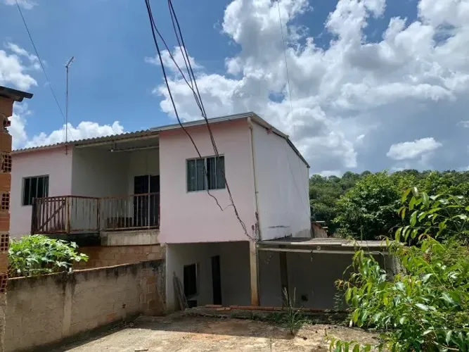 Casa de 2 pavimentos em lote de 400m², de frente para uma área verde, Jaboticatubas.
