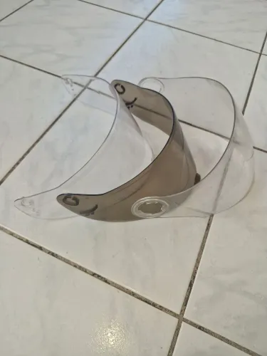 Vendo viseiras variadas para capacetes.