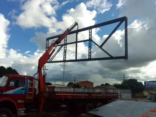 caminhão Mercedes-Benz Mercedes-Benz truck, motor366 munck 7,5 Ton  com lança 14mts 