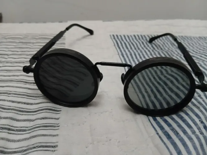 Óculos escuros que regula manualmente as lentes de acordo com a vontade da pessoa. 