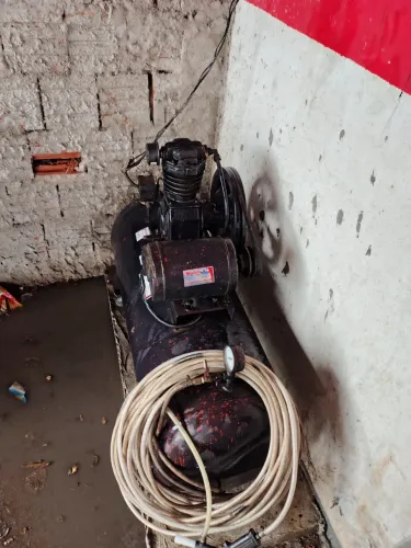 Compressor de Ar 10 Pés 2 Hp 100 Litros. Preto 220V (Trifásico) 1 Pistão 