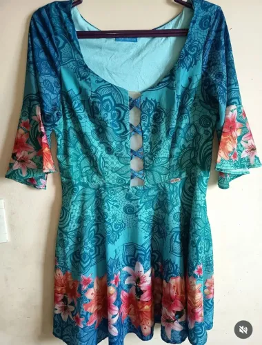 Vestido Caju Ameixa. Lírios - Manga Flare. Decote Trançado