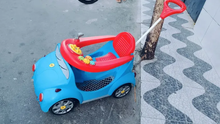 Carrinho de passeio semi nova completa pra criança de 1 a 4 anos completa 