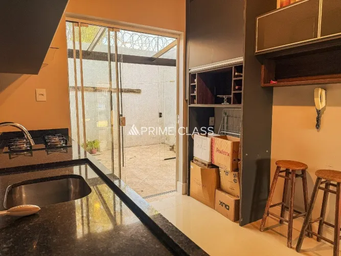 Sobrado em condomínio 2 dormitórios, semimobiliada, área gourmet, vaga coberta, Bairro Fát