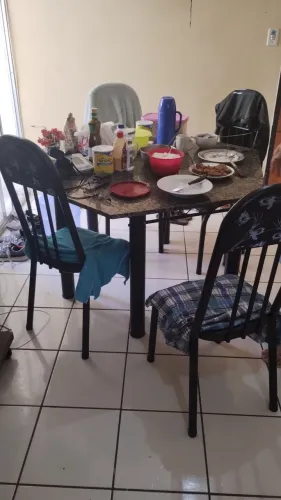 Mesa com seis cadeiras