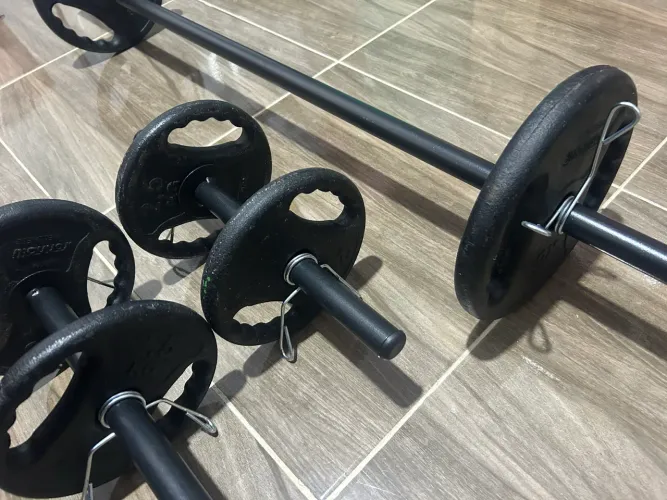 1 barra de 1,20cm oca + 2 barras de halteres ocas + 2 anilhas de 5kg + 4 anilhas de 2,5kg
