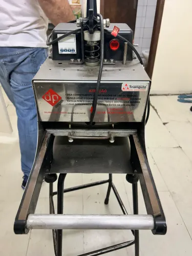 Máquina de selar marmitas