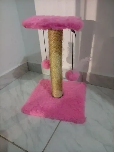 Arranhador para gatos com pompons - 40 cm de altura 