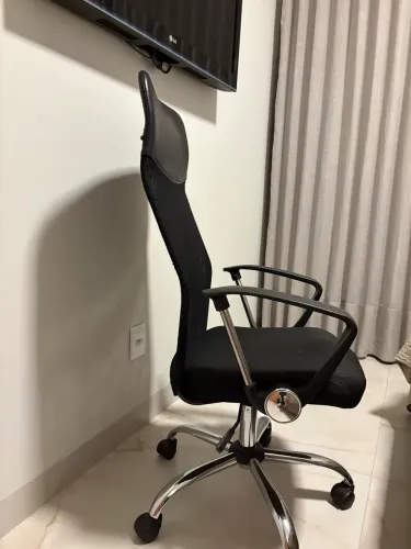 Cadeira de Escritório Ergonômica Tela Mesh com Regulagem de Altura - Bom Estado
