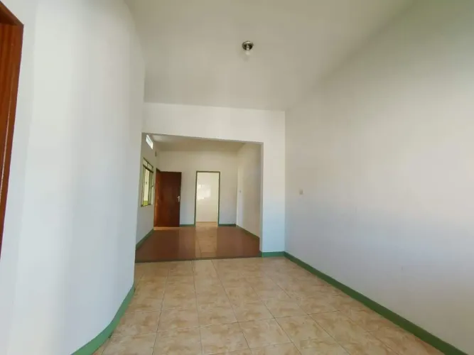 Alugo casa em Itaúna com ótima localização!