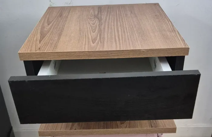 Vendo Móveis super conservados: Mesa de Cabeceira/ Mesa de Jantar / Rack / 3 cadeiras.
