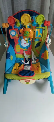 Cadeira de bebê Fisher Price com vibração e música