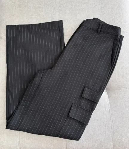 calça wide leg cargo da renner, tamanho 38, na cor preta com risca de giz.