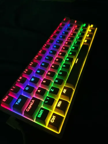 Teclado Redragon semi mecânico, branco