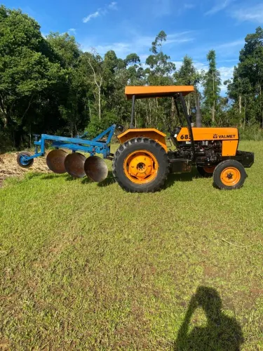 Trator valmet 685 com implementos 