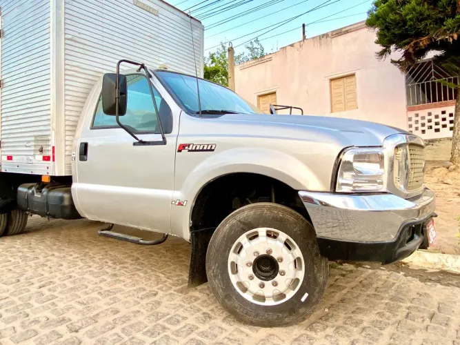Vendo F4000 ano 2007 conservada.