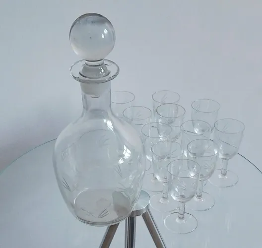 Licoreira com 11 taças para licor.