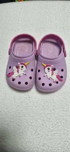 Vendo babuchi unicórnio número 23/24