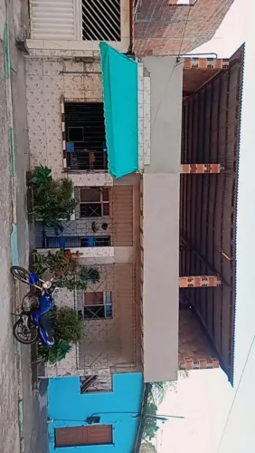 Casa grande com ponto comercial ,dois quartos, sendo uma suíte, laje coberta .