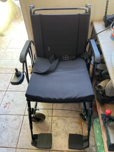 Vendo cadeira de rodas motorizada seminova
