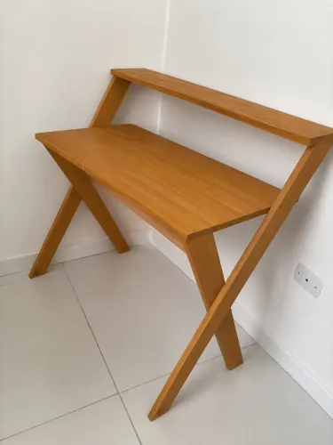 Escrivaninha de madeira com prateleira superior