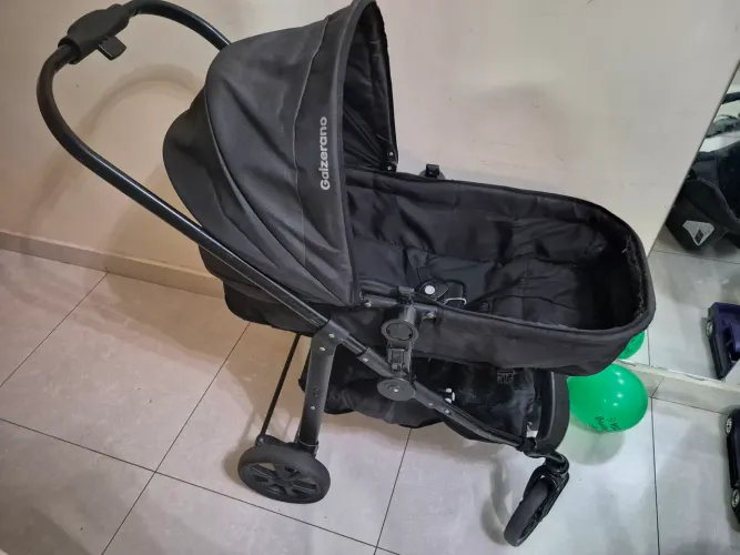 Carrinho galzerano com bebê conforto
