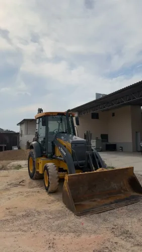 RETROESCAVADEIRA JOHN DEERE 2022