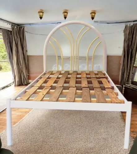 Cama de Solteiro em Metal, na cor branca com acabamento Dourado