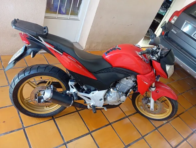 CB 300 2015 em bom estado de conservação 