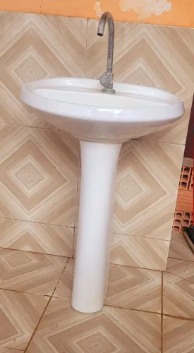 Pia de banheiro com coluna