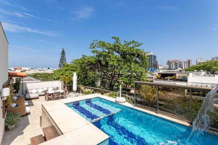 Cobertura tríplex com piscina e terraço privativo