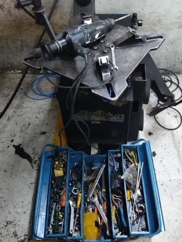 Manutenção em desmontadora de pneu