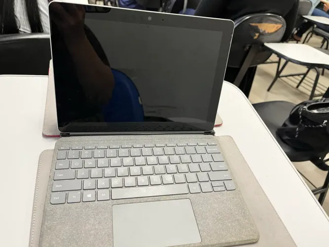 Vende-se tablet/PC Surface Go com teclado e capa.
