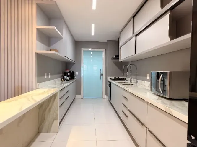 BELÍSSIMO APTO REFORMADO E TOTALMENTE MOBILIADO EM ALTO PADRÃO LUXO, VARANDAS DO RIO