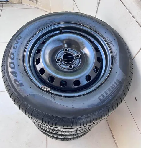 JOGO DE RODA R15<br>COM PNEUS PIRELLI NOVOS <br>195/65 <br>DISPONÍVEL ? <br>VENDO OU TROCO POR PIX ?