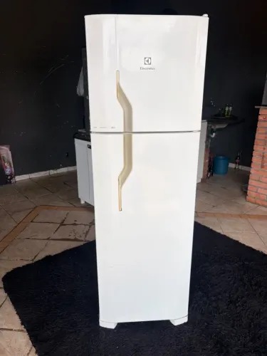 GELADEIRA ELECTROLUX FROST FREE bem conservado marcas de uso ?entrego e passo cartão